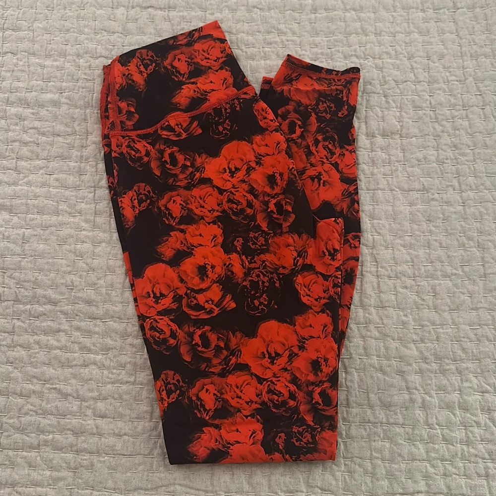 EUC Alo Leggings- perfect for Valentine’s Day!